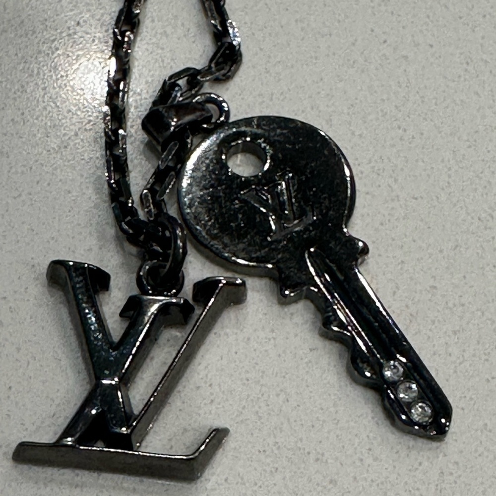 Louis Vuitton UNISEXY Gunmetal Logo Key Necklace - Picture 4 of 11